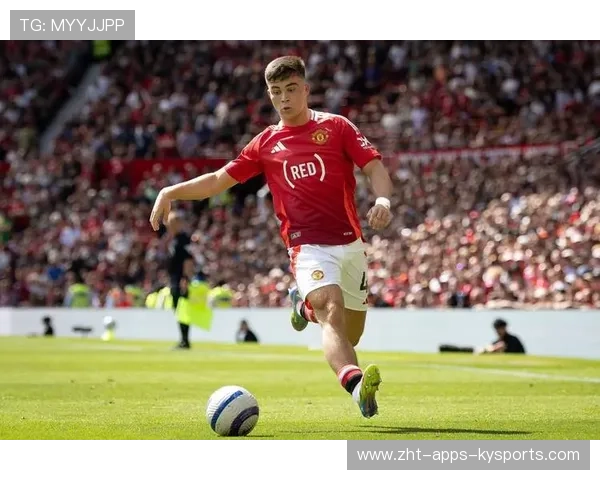 曼联青训营：小将学做短传渗透与一脚直塞